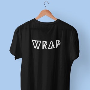 Puede incluir: Camiseta negra con texto blanco que dice "WRAP" en la espalda.