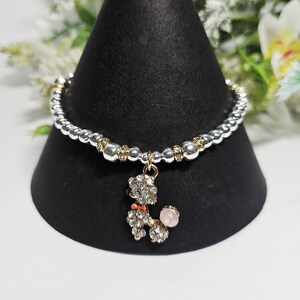 Bracciale con perline impilabili a forma di barboncino con ciondolo a forma di cane in oro e argento scintillante. Grazioso gioiello con strass, regalo per ragazze, adolescenti e donne amanti dei cani.