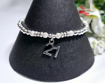 Bracelet à breloques 21e anniversaire en argent. Bijoux bohèmes empilables en perles, cadeau cadeau pour elle. Pour fille Ami Petite amie Sœur Nièce