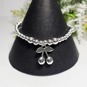 Zilveren stapelarmband met kralen in bohostijl en kersenbloesem. Natuurliefhebber heidense wicca sieraden cadeau voor vrouwen meisjes buiten persoon