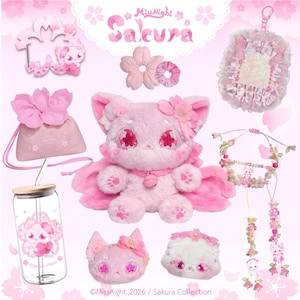 Pode incluir: Uma coleção de itens rosa com tema Sakura. Inclui uma raposa de pelúcia, uma bolsa com cordão, um copo de vidro, um acessório de cabelo, uma moldura decorativa, uma pulseira e um colar floral. Decorado com motivos de flor de cerejeira.