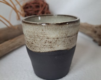Becher Keramik handgedreht schwarzer Ton mitGlasur