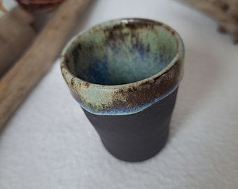Becher Keramik handgedreht schwarzer Ton mit Effekt Glasur