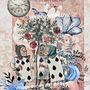 Può includere: Illustrazione vintage di due personaggi di carte da gioco che dipingono un roseto con rose rosse. I personaggi indossano costumi e tengono in mano dei pennelli. Lo sfondo è un motivo floreale rosa e bianco con il testo "CAUCUS-RACE AND A LONG TALE" e "upcycle with LOVE".