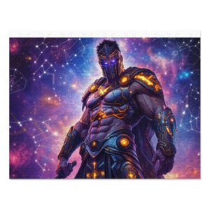 Può includere: Un'illustrazione digitale di un guerriero muscoloso che indossa un'armatura dorata e blu con un elmo e un occhio blu incandescente. Il guerriero è in piedi davanti a uno sfondo di galassia viola e blu con stelle e costellazioni.