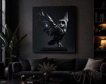Op de afbeelding: Een vierkant wandkunstwerk met een gestileerde zwart-witte uil met gedeeltelijk gespreide vleugels. De veren van de uil gaan aan de linkerkant over in een cluster van gloeiende witte sterren en lichtdeeltjes, geplaatst tegen een effen zwarte achtergrond.