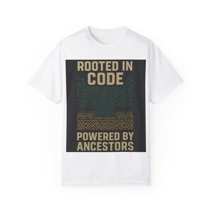 Könnte beinhalten: Weißes T-Shirt mit einem schwarzen Grafikdesign. Die Grafik zeigt ein Leiterplatten-Design mit dem Text "Rooted in Code" und "Powered by Ancestors".