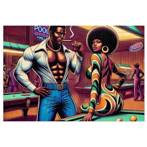 Può includere: Un'illustrazione vintage di un uomo e una donna in una sala da biliardo. L'uomo indossa una camicia bianca, pantaloni blu e una catena d'oro. Tiene una sigaretta accesa in mano. La donna indossa un vestito a motivi verdi e arancioni e un grande afro. Si appoggia a un tavolo da biliardo. Il testo "POOL HALL" è visibile sullo sfondo.