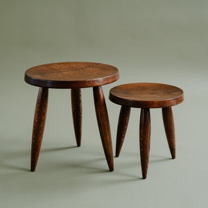 Sgabello in legno, stile Charlotte Perriand, sgabello marrone rossiccio, rovere massiccio, design della metà del secolo