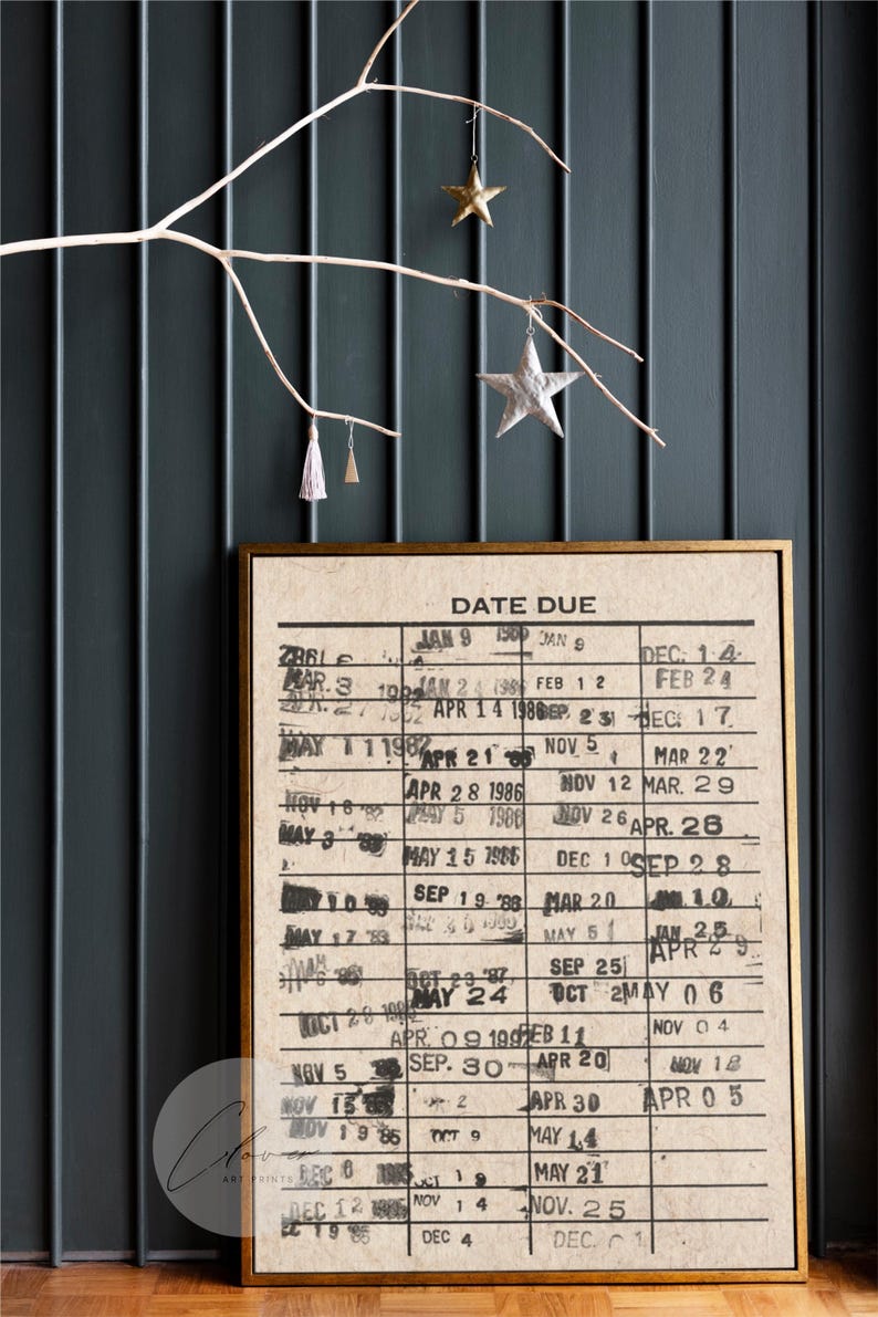 Peut inclure: Une impression de style vintage d'un calendrier de date d'&eacute;ch&eacute;ance avec des dates manuscrites &agrave; l'encre noire sur un fond beige. L'impression est encadr&eacute;e dans un cadre de couleur or.