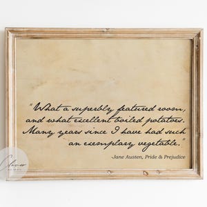 Puede incluir: Impresión enmarcada con una cita de "Orgullo y Prejuicio" de Jane Austen. La cita dice: "What a superbly featured room, and what excellent boiled potatoes." El marco es de color marrón claro.