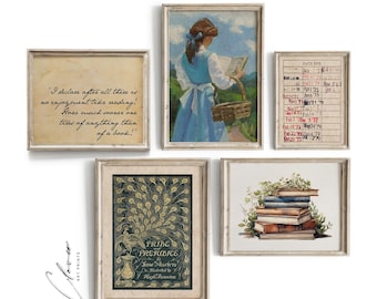 Puede incluir: Un conjunto de cinco impresiones enmarcadas con un tema literario. Las impresiones presentan una cita sobre la lectura, una portada de libro vintage, una niña leyendo un libro en un campo, una pila de libros y una tarjeta de biblioteca vintage.