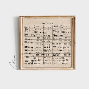 Könnte beinhalten: Gerahmter Vintage-Druck eines Bibliothekskatalog mit der Aufschrift „DATE DUE“ oben. Der Druck hat ein abgenutztes, gealtertes Aussehen mit verblasstem Text und einem Holzrahmen, der ein Gefühl von Nostalgie hervorruft.