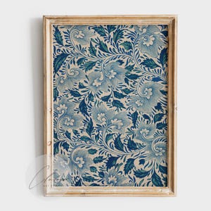 Op de afbeelding: Een ingelijst drukwerk met een blauw en wit bloemenpatroon. Het ontwerp bevat ingewikkelde swirls en bladeren.