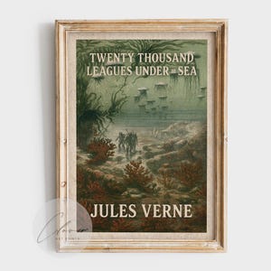 Puede incluir: Impresión vintage enmarcada de "Veinte mil leguas de viaje submarino" de Julio Verne. La obra representa una escena submarina con figuras, corales y medusas. La impresión está en un marco de madera.