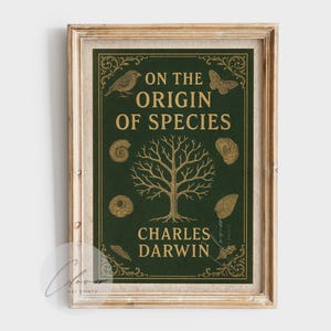 以下が含まれることがあります： チャールズ・ダーウィンの「種の起源」の額装プリント。鳥、蝶、木、化石の金のイラストが描かれた濃い緑色の背景が特徴です。テキストは金色で、フレームは明るい茶色です。