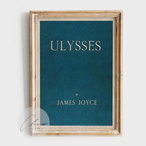 Puede incluir: Una impresión enmarcada del libro "Ulysses" de James Joyce. El texto es de color beige claro sobre un fondo azul oscuro. El marco es de color marrón claro.