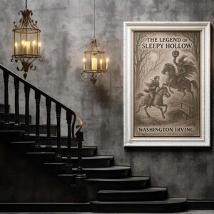 Peut inclure: Une impression encadr&eacute;e de "La L&eacute;gende de Sleepy Hollow" de Washington Irving est accroch&eacute;e au mur au-dessus d'un escalier sombre. L'&oelig;uvre s&eacute;pia repr&eacute;sente un cavalier sans t&ecirc;te et un cavalier &agrave; cheval. Des lanternes &agrave; bougies orn&eacute;es sont suspendues au plafond.