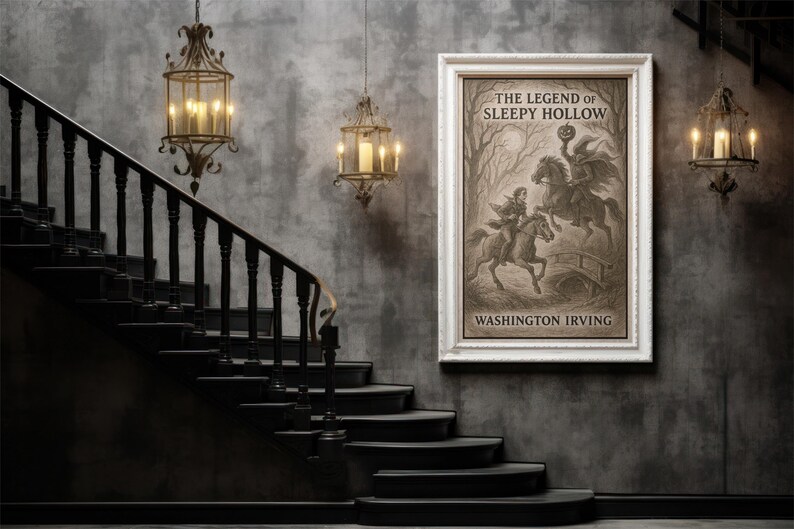 Peut inclure: Une impression encadr&eacute;e de "La L&eacute;gende de Sleepy Hollow" de Washington Irving est accroch&eacute;e au mur au-dessus d'un escalier sombre. L'&oelig;uvre s&eacute;pia repr&eacute;sente un cavalier sans t&ecirc;te et un cavalier &agrave; cheval. Des lanternes &agrave; bougies orn&eacute;es sont suspendues au plafond.