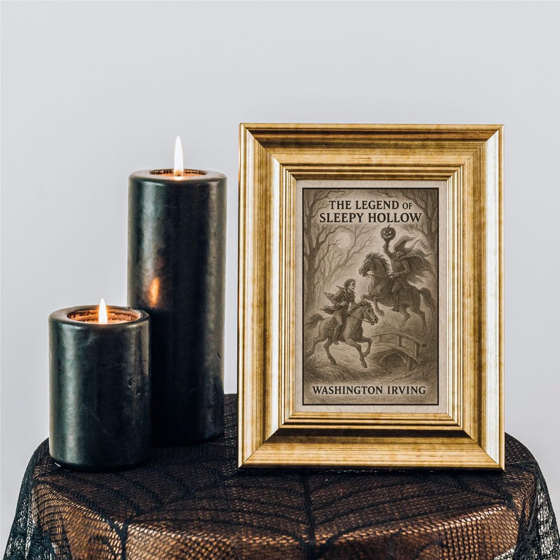 Peut inclure: Une impression encadr&eacute;e de "La L&eacute;gende de Sleepy Hollow" de Washington Irving, avec une illustration s&eacute;pia du Cavalier sans t&ecirc;te. Deux bougies noires allum&eacute;es sont plac&eacute;es &agrave; c&ocirc;t&eacute; du cadre. Les objets sont sur une surface en dentelle noire.