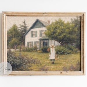 Könnte beinhalten: Gerahmter Vintage-Kunstdruck, der ein weißes Haus mit grünen Fensterläden und einem grünen Dach zeigt, umgeben von üppigem Grün. Eine Person in einem Kleid und Hut geht durch den Garten. Das Kunstwerk befindet sich in einem hellen Holzrahmen.