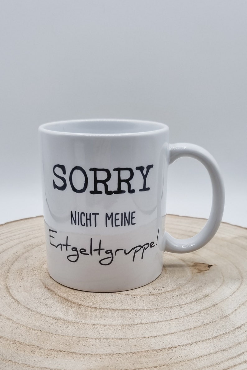 Weiße Kaffeetasse mit lustigem Aufdruck.