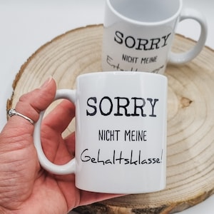 Weiße Kaffeetasse mit lustigem Aufdruck.