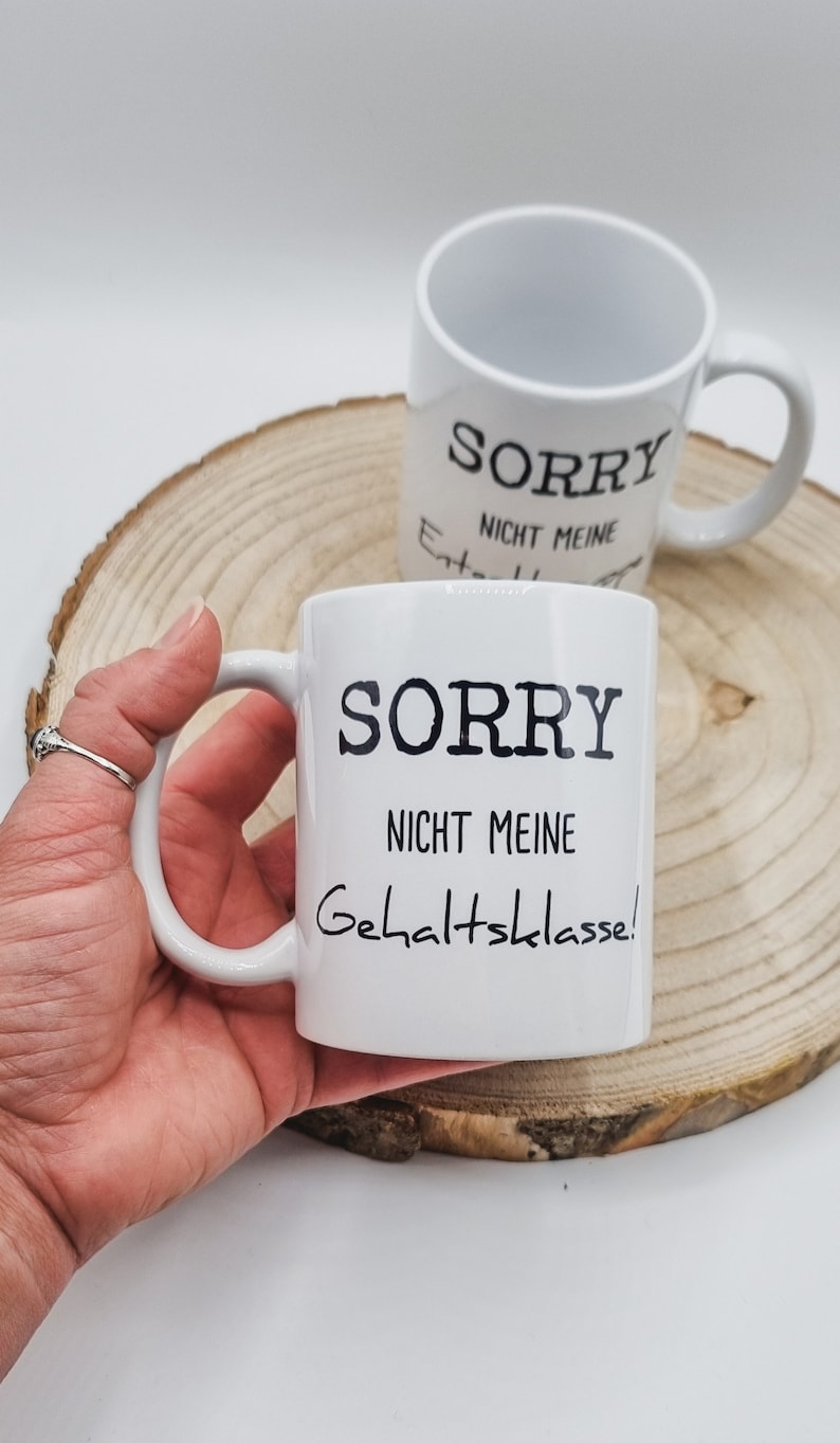 Weiße Kaffeetasse mit lustigem Aufdruck.