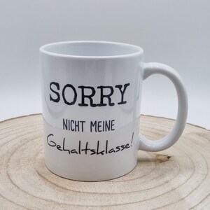 Weiße Kaffeetasse mit lustigem Aufdruck.