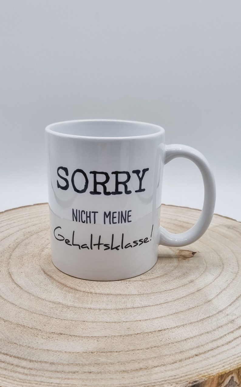 Weiße Kaffeetasse mit lustigem Aufdruck.