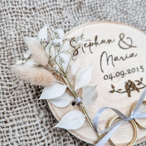 Ringkissen aus Holz mit Trockenblumen Baumscheibe Hochzeit Geschenk zum Jubiläum Trauringhalter mit Trockenblumen Bild 3