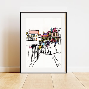 Puede incluir: Un dibujo en blanco y negro de una plaza de la ciudad con edificios coloridos y personas caminando. El dibujo está enmarcado en un marco negro.