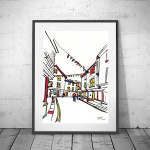 Puede incluir: Una impresión artística enmarcada que representa una colorida escena callejera. La obra presenta edificios con detalles en rojo, amarillo y azul, y una calle con gente y banderas coloridas. El estilo es un dibujo lineal con colores llamativos.