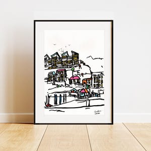 Puede incluir: Dibujo en blanco y negro de una ciudad con acentos de color. El dibujo presenta edificios, un pequeño parque y una carretera con un coche. El texto "Carrie Burt 2022" está en la esquina inferior derecha.