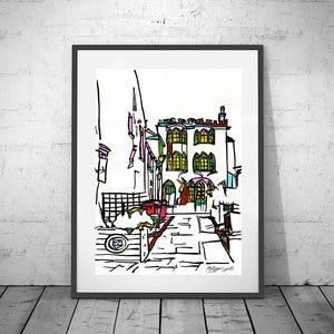 Puede incluir: Impresión artística enmarcada de una colorida escena callejera. La obra presenta un edificio blanco con ventanas arqueadas y una puerta roja. La imagen está delineada en negro con toques de color.