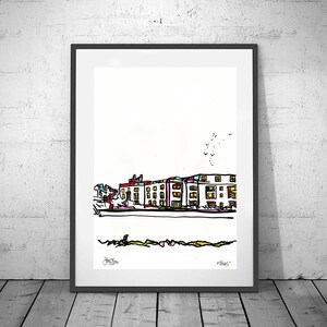 Puede incluir: Impresión artística enmarcada que representa una fachada de edificio con ventanas. El dibujo minimalista utiliza contornos negros y acentos coloridos. La impresión está enmarcada en negro y sobre un fondo blanco.