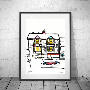 Puede incluir: Impresión artística enmarcada de una casa con contorno negro y detalles coloridos. Las ventanas son amarillas, el tejado tiene detalles rosas y azules, y un pequeño barco en la parte inferior. La obra se exhibe en una pared blanca y suelo de madera.