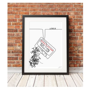 Könnte beinhalten: Schwarz-weiß-Linienkunst-Druck einer Kassette mit den Worten "Rolling in the Deep" darauf. Das Band hängt an einer Linie, auf der oben "ADELE" steht. Die Kassette lässt Buchstaben herausfallen, die das Wort "ADELE" bilden.