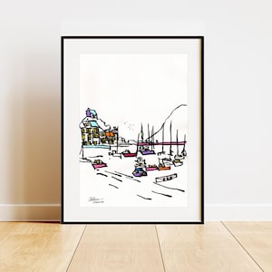 Puede incluir: Un dibujo en blanco y negro de una escena de puerto con barcos y edificios coloridos. El dibujo está enmarcado en un marco negro.
