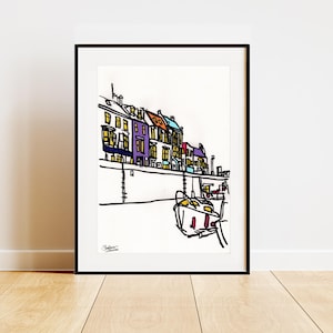 Puede incluir: Un dibujo en blanco y negro de edificios coloridos a lo largo de una costa con un barco en primer plano.