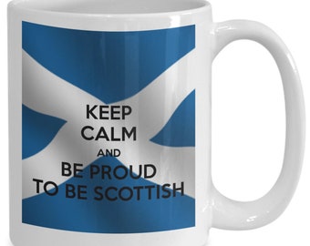 Op de afbeelding: Een witte keramische mok met een blauw-wit Schotse vlagontwerp. De mok heeft de tekst "Keep Calm and Be Proud to Be Scottish".