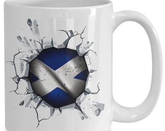 Puede incluir: Taza de cerámica blanca con diseño de la bandera escocesa. La bandera parece romper la superficie de la taza, con un diseño de cruz azul y blanca. La taza tiene un asa curvada.