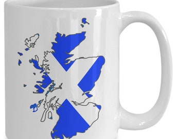 Op de afbeelding: Witte keramische koffiemok met een blauw-wit Schots vlagontwerp in de vorm van de omtrek van Schotland.