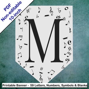Op de afbeelding: Een wit wimpelbanner-onderdeel met een grote zwarte letter M in het midden, omringd door diverse zwarte muzieknoten en symbolen. De tekst PDF Non-editable 10-inch is zichtbaar in de hoek en de onderste tekst luidt Printable Banner - 59 Letters, Numbers, Symbols & Blanks.