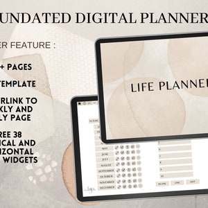 Op de afbeelding: Een digitale planner-app op het scherm van een tablet met een beige achtergrond. De app heeft een kalender, een lijst met maanden en een sectie voor notities. De tekst "LIFE PLANNER" wordt op het scherm weergegeven. De app is niet gedateerd en bevat meer dan 700 pagina's, meer dan 15 sjablonen, hyperlinks naar wekelijkse en dagelijkse pagina's en 38 gratis verticale en horizontale basiswidgets.