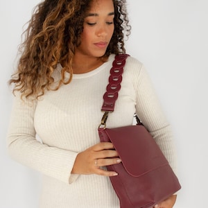 Customize your leather bag. Multicolor link strap. Interlocking leather strap. Customized strap. Gifts for Women. Available in 3 models. Burgundy