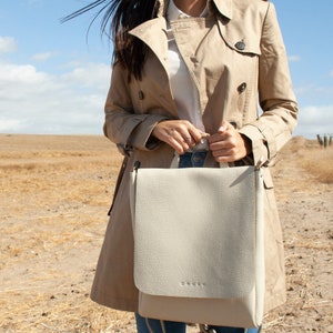 Sac à dos en cuir pour femme - Sac pour ordinateur portable convertible pleine fleur fait main - Cadeau de voyage minimaliste pour elle