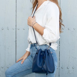 Petit sac à bandoulière. Sac seau en cuir. Sac à bandoulière fait main pour femme. Cadeau personnalisé pour elle. Cadeau amusant pour femme. 4 couleurs. MAGIE