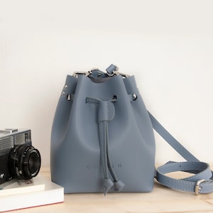 Petit sac à bandoulière. Sac seau en cuir. Sac à bandoulière fait main pour femme. Cadeau amusant pour femme. Cadeau personnalisé pour elle. 4 couleurs. MAGIE