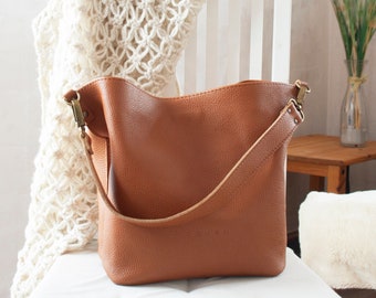 Schouder lederen tas. Handgemaakte leren tas. Schouder emmer tas. Handgemaakte cadeaus voor haar. Crossbody portemonnee. Verkrijgbaar in 10 kleuren. Mae.